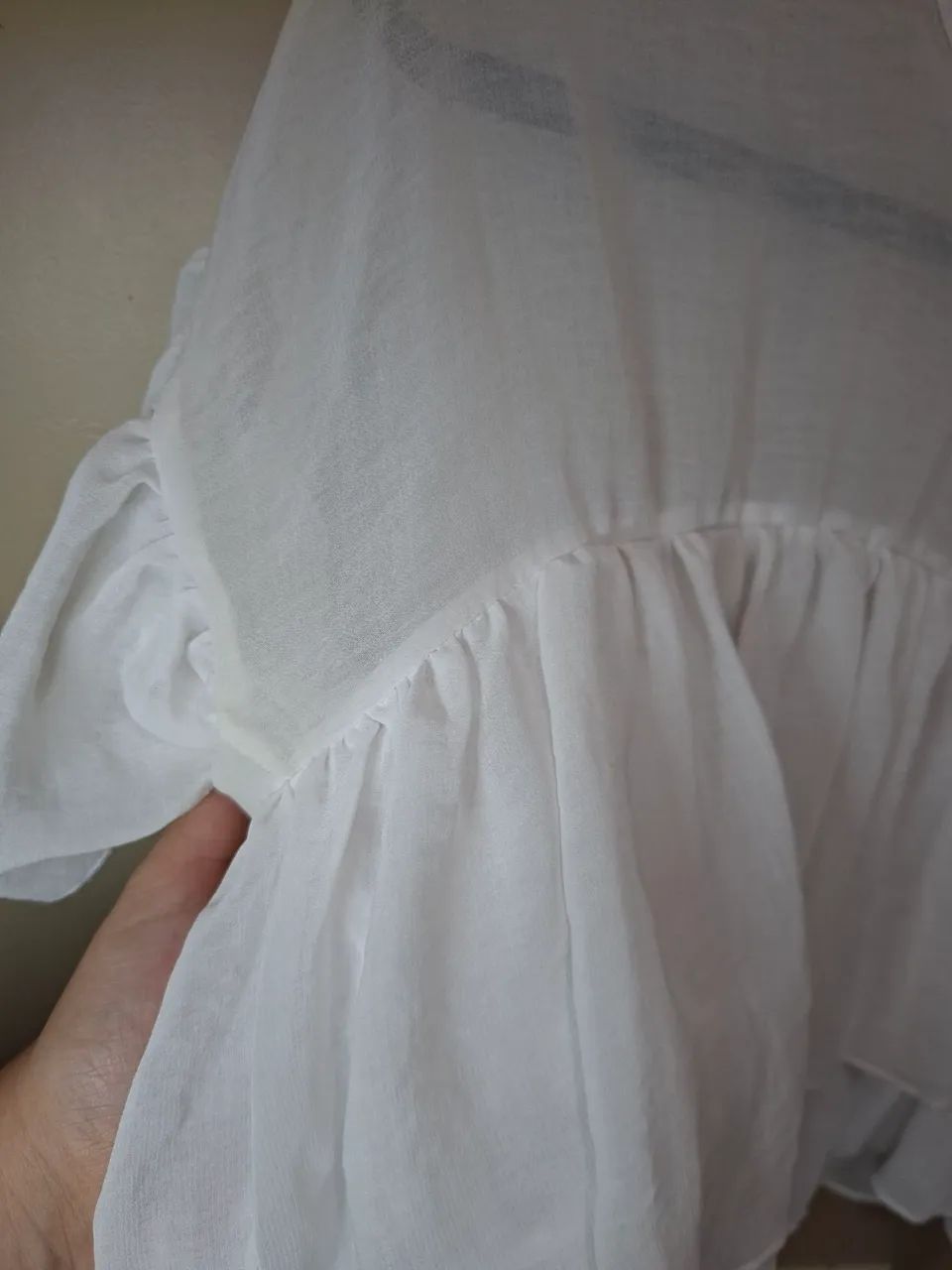 Blusa cropped tipo bata branca com babados - Foto 4