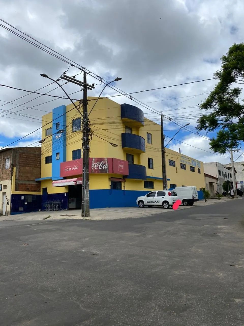Supermercado e 2 apartamentos