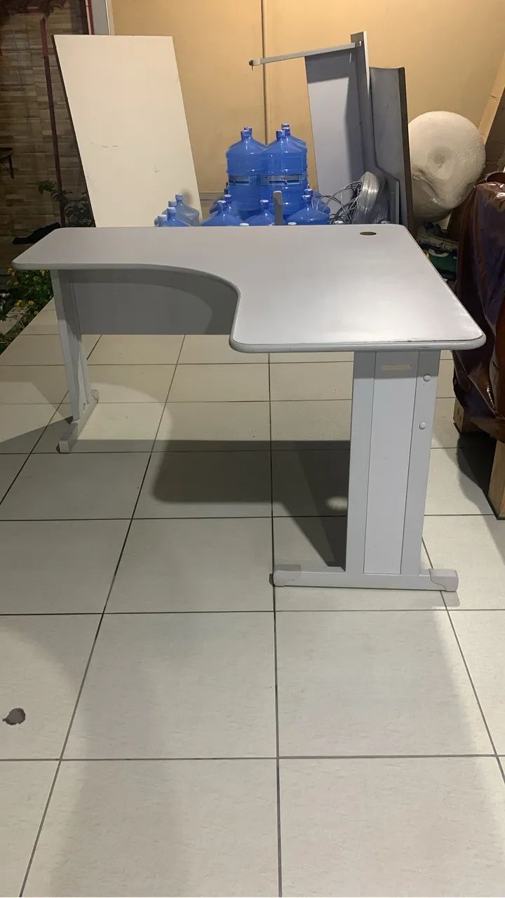 Mesa escritório em L cor cinza - Foto 3