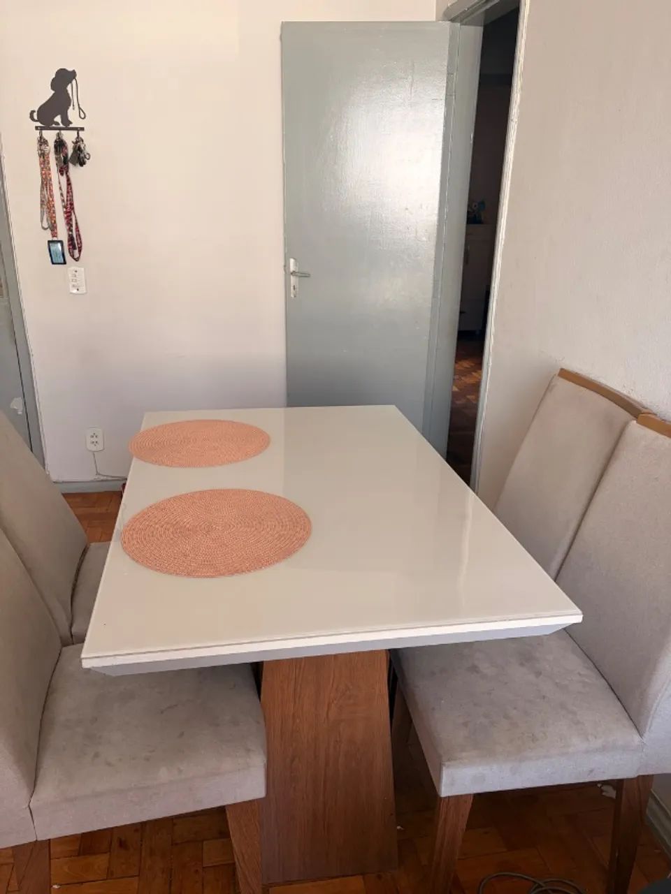Mesa de jantar com tampo de vidro e 4 cadeiras  - Foto 2