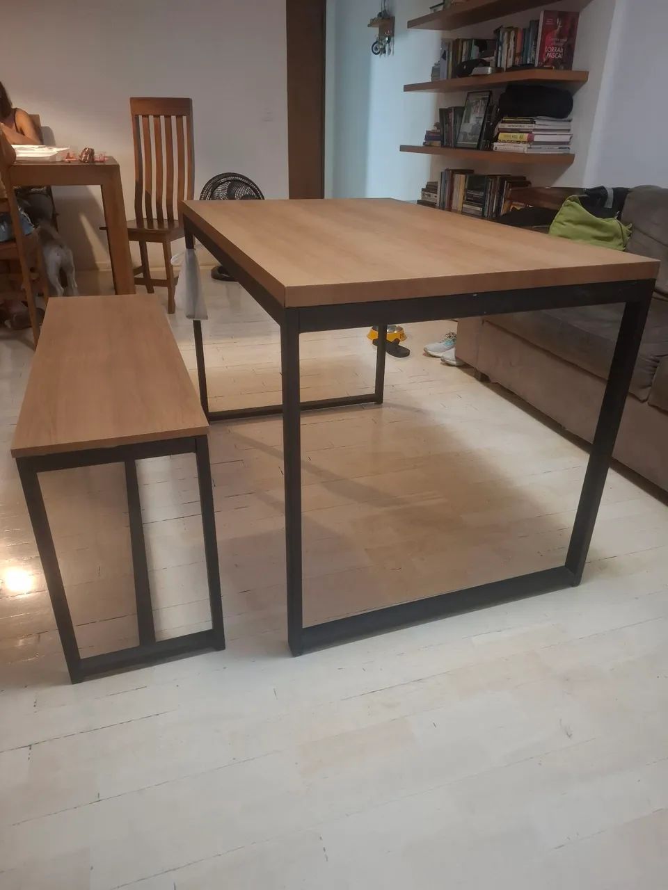 Vendo conjunto de mesa e banco de jantar