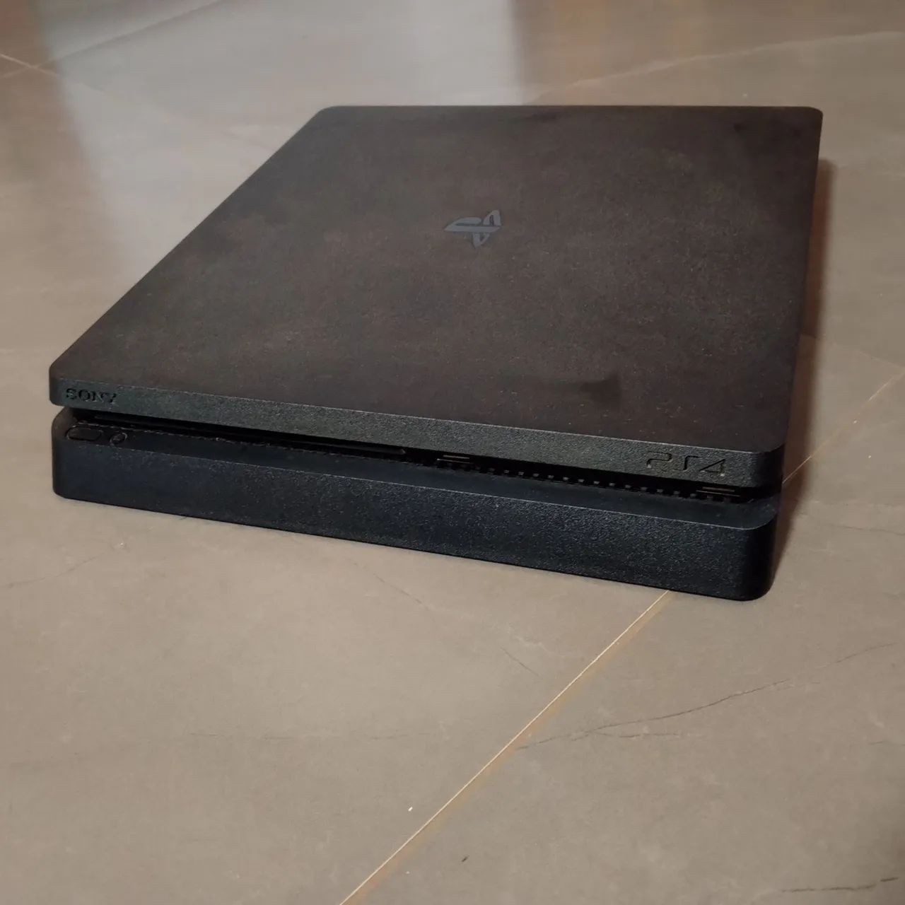 Ps 4 slim 1T com dois controles e 5 jogos  - Foto 2