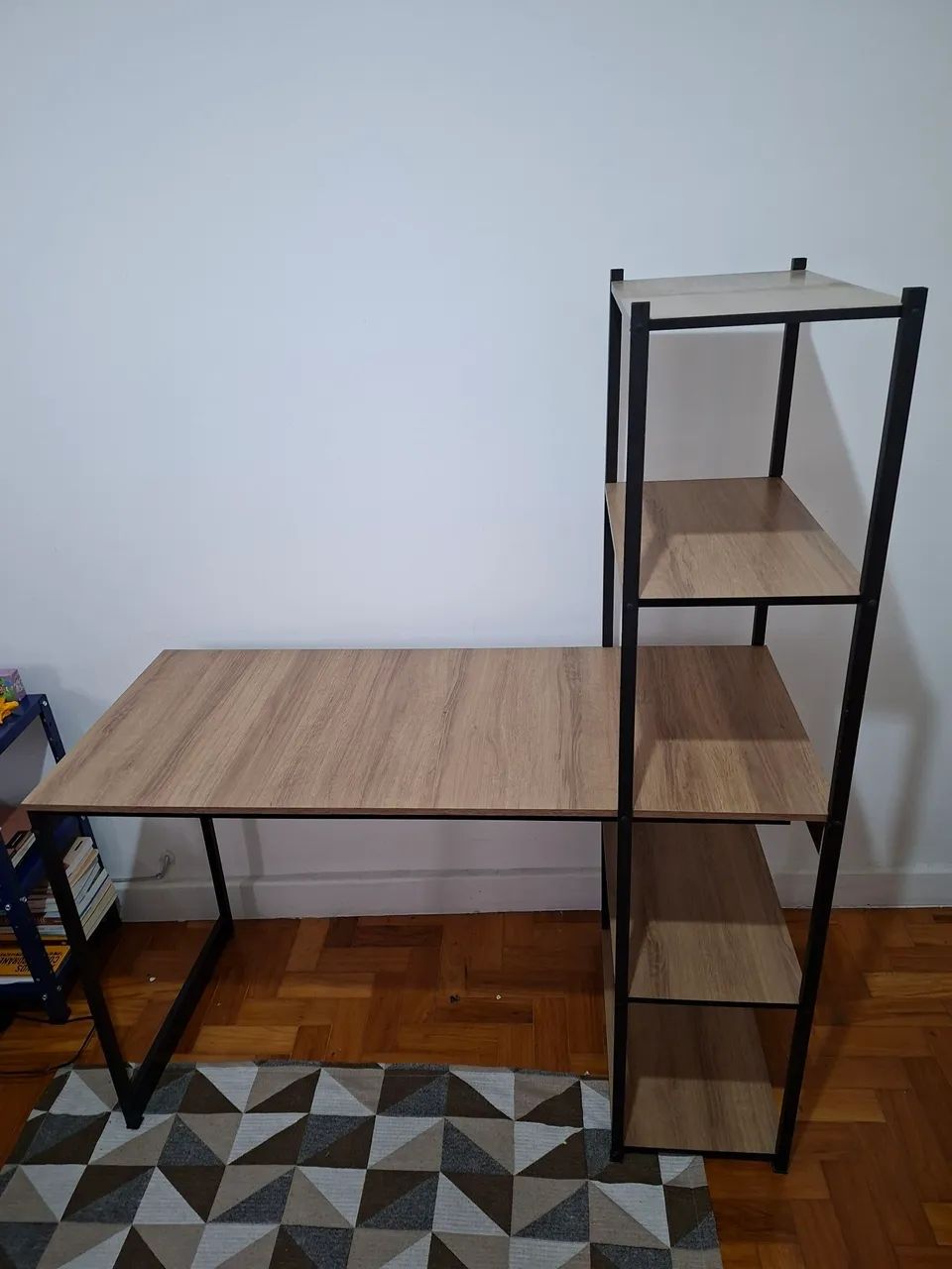 Mesa escritório com prateleiras - Foto 2
