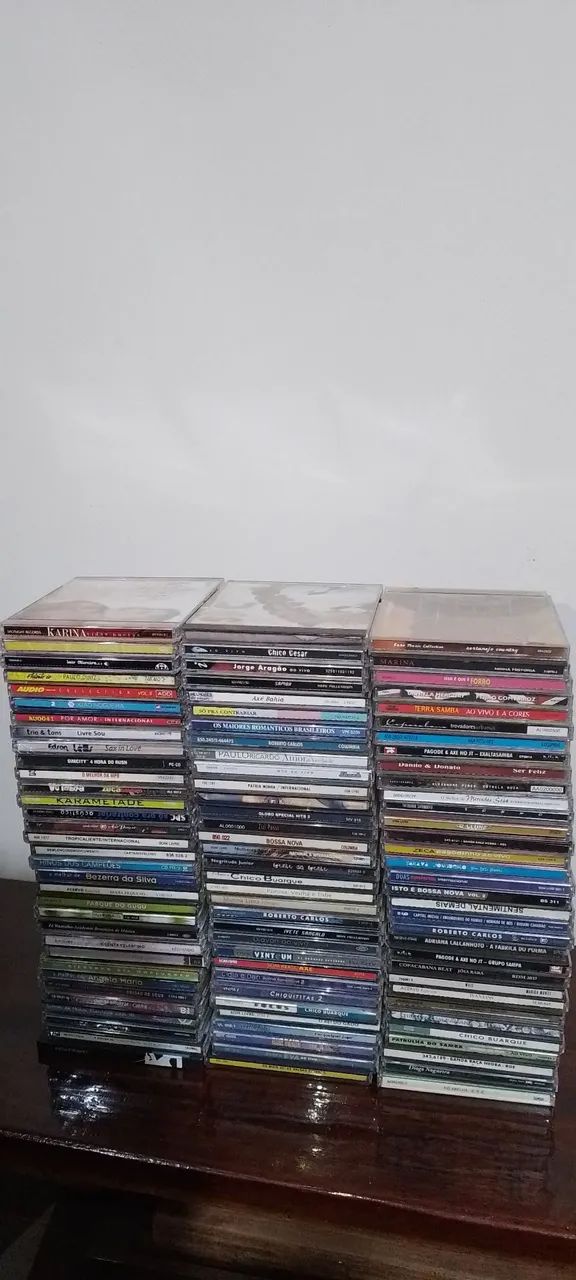 Coleção de CDs vários gêneros são 100cds