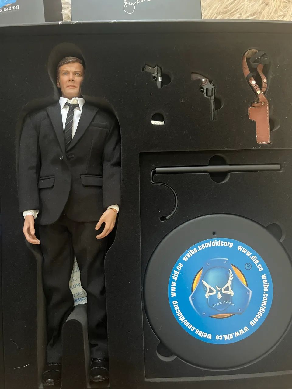 Action Figure James Bond 007 Roger Moore 1/6 - DID Corp (RM001) - Foto 4