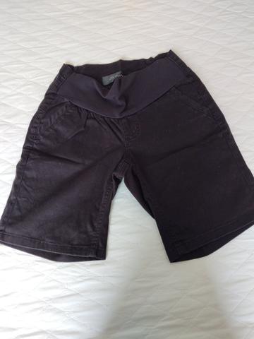 Uma bermuda e uma calça de gestante