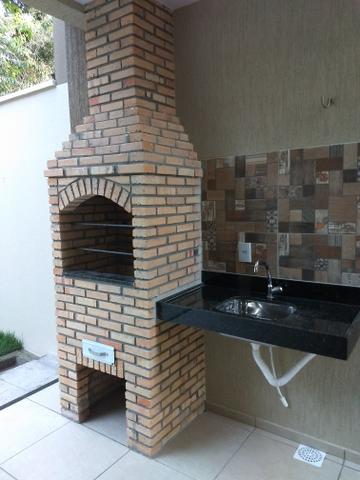 Maravilhosa casa duplex, rua larga e familiar, com uma PRACINHA na frente - Foto 12
