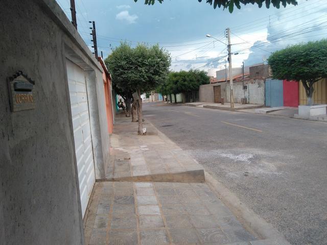Vendo casa em rua asfaltada com excelente vizinhança - Foto 4