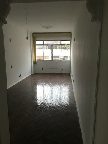 Excelente apartamento com 2 quartos, vaga e dependências no Flamengo!