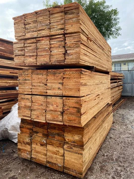 Tábuas e vigas de Pinus para caixaria