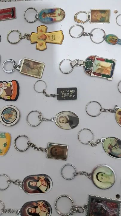 Lote com 56 chaveiros diversos -  - Foto 3