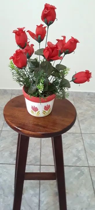 Arranjo de Flor Rosa Vermelha Artificial no Vaso em Cerâmica Pintado à Mão. - Foto 3