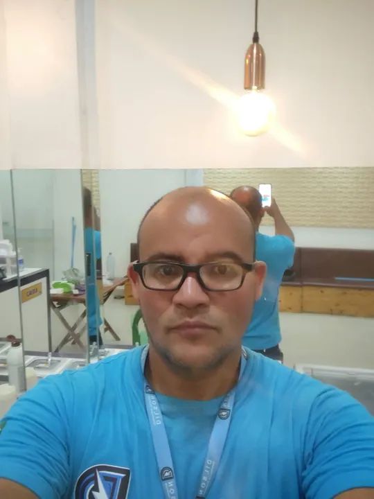 Eletricista Realizando Serviços Elétricos 