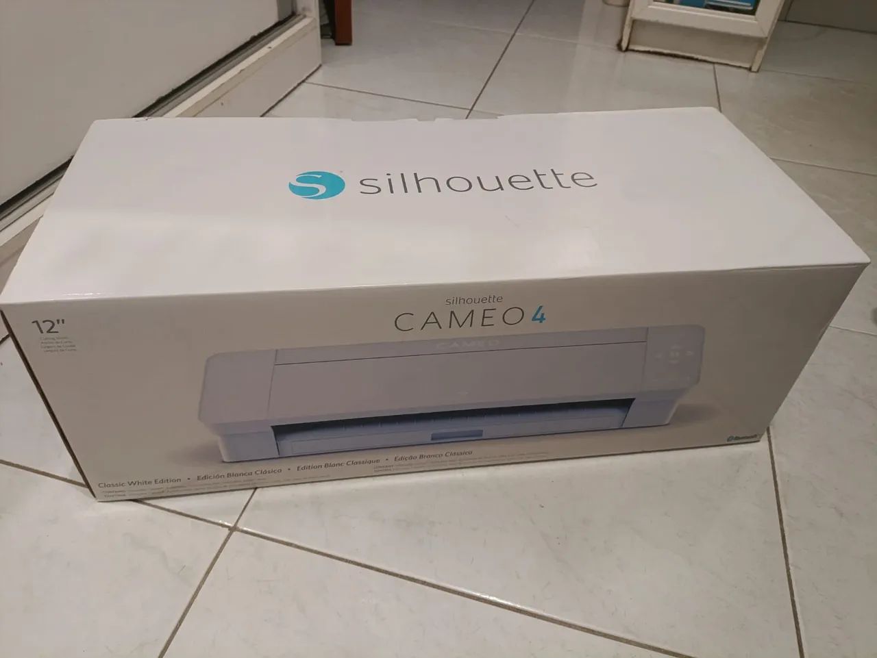 Silhouette Cameo 4 + Papers - Excellent Condition
