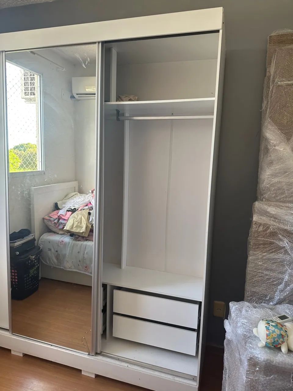 Guarda-Roupa branco de correr com espelho - Foto 2