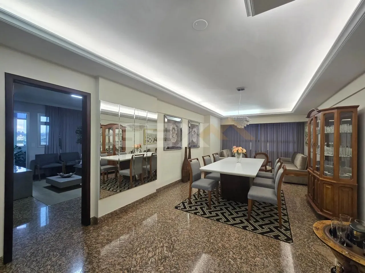 Apartamento à venda no Centro, 3 quartos, 1 suíte com hidromassagem e 1 vaga.