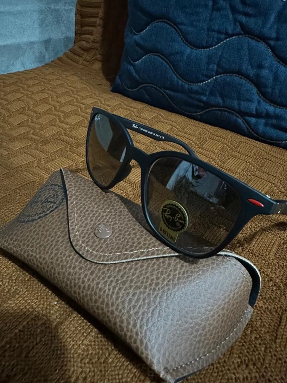 Óculos Ray-Ban.
