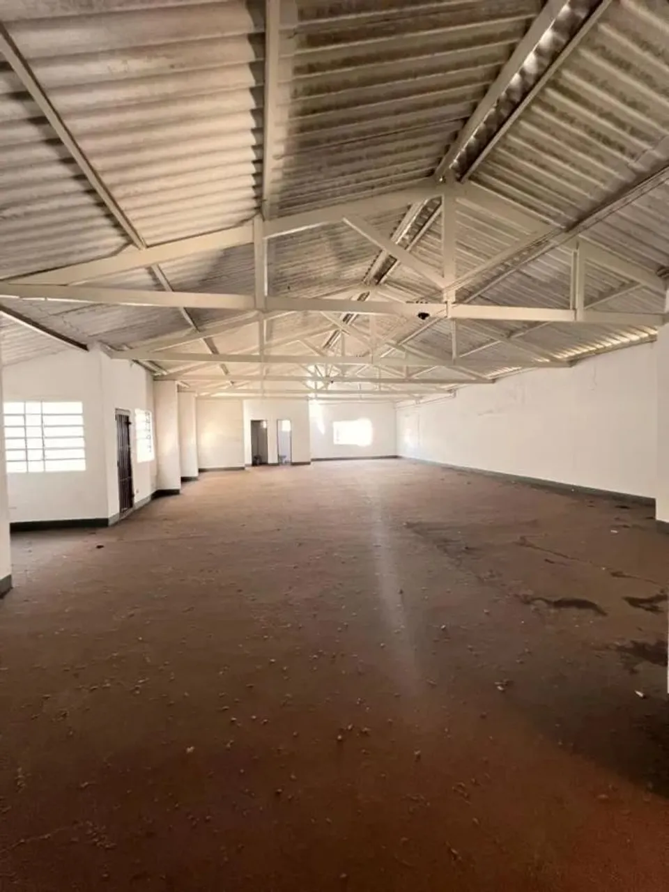 ALUGA-SE GALPÃO\ SALA COMERCIAL NA AV CALOGERAS Campo Grande - MS
