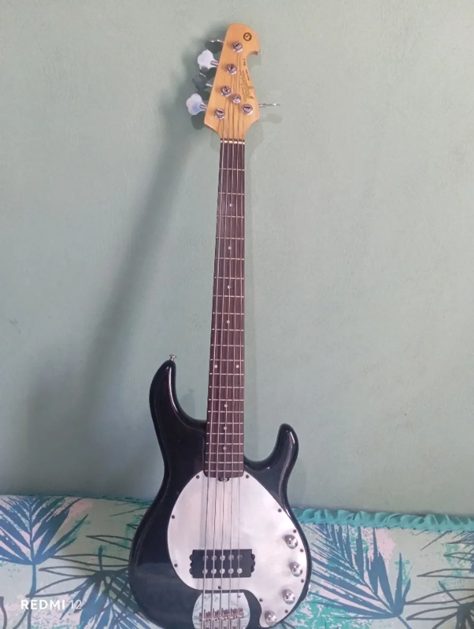 Contra baixo Tagima tbm 5 , modelo music man