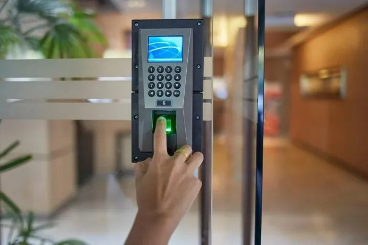 Instalador de sistema de segurança
