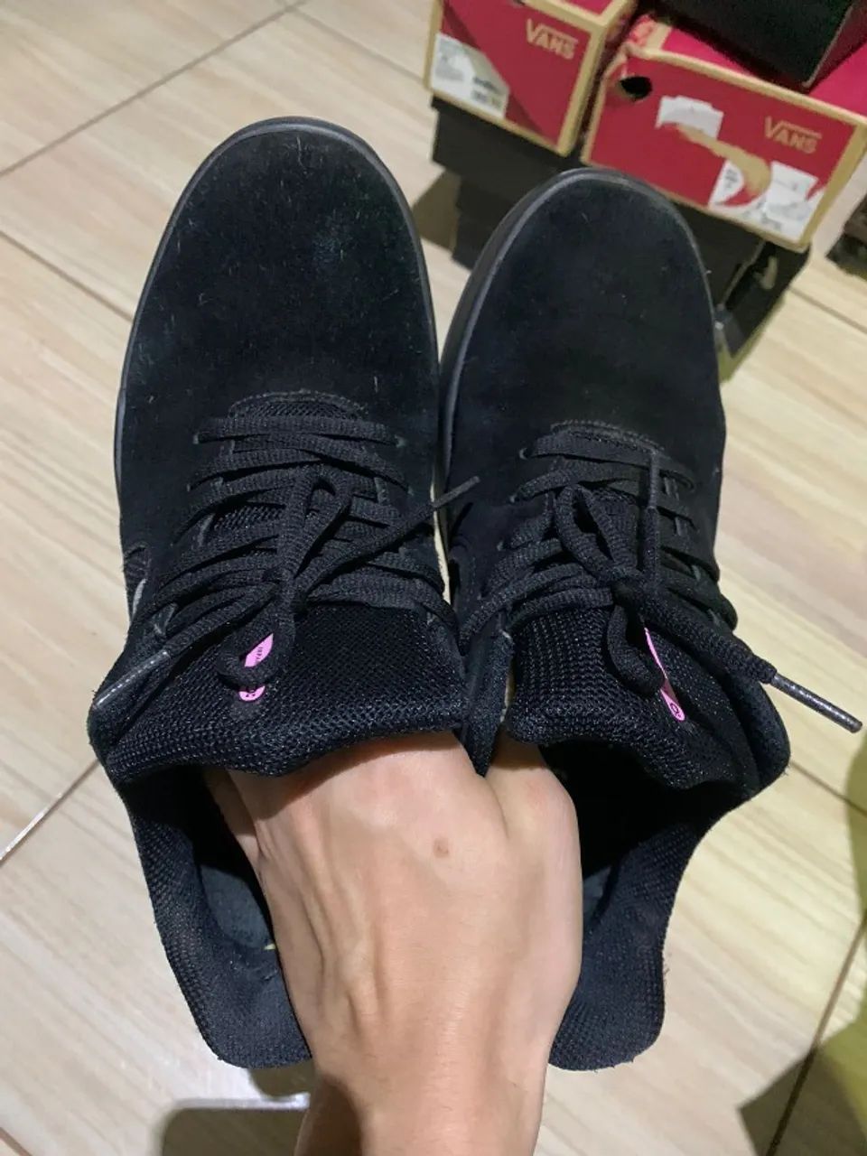 tênis ous imigrante preto e rosa - Foto 3
