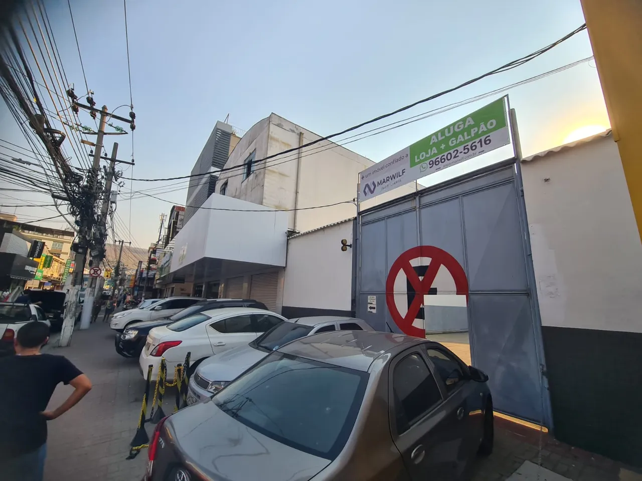 Loja Triplex com Galpão Comercial para Locação no Centro de Nova Iguaçu-RJ: 3 Salas, 3 Ban