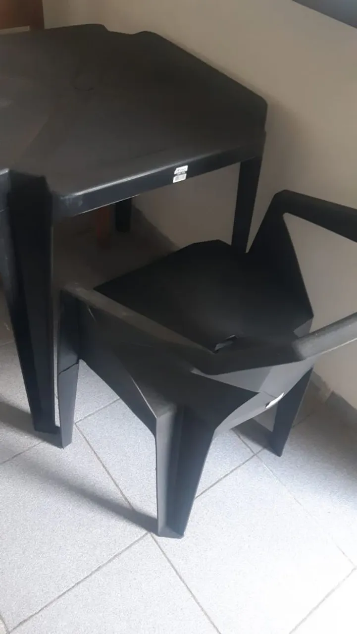 Mesa de plástico com 1 cadeira