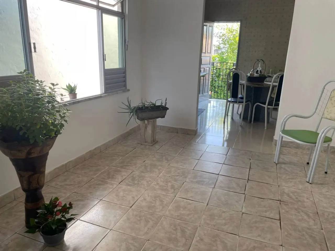 Casa no Bairro Centro com 4 Quartos, Quintal, Área de Serviço e Garagem