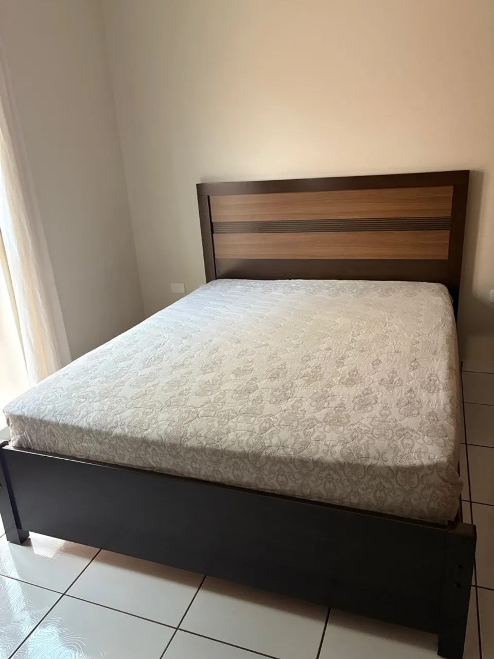 Cama de Casal queen com Cabeceira e colchão.