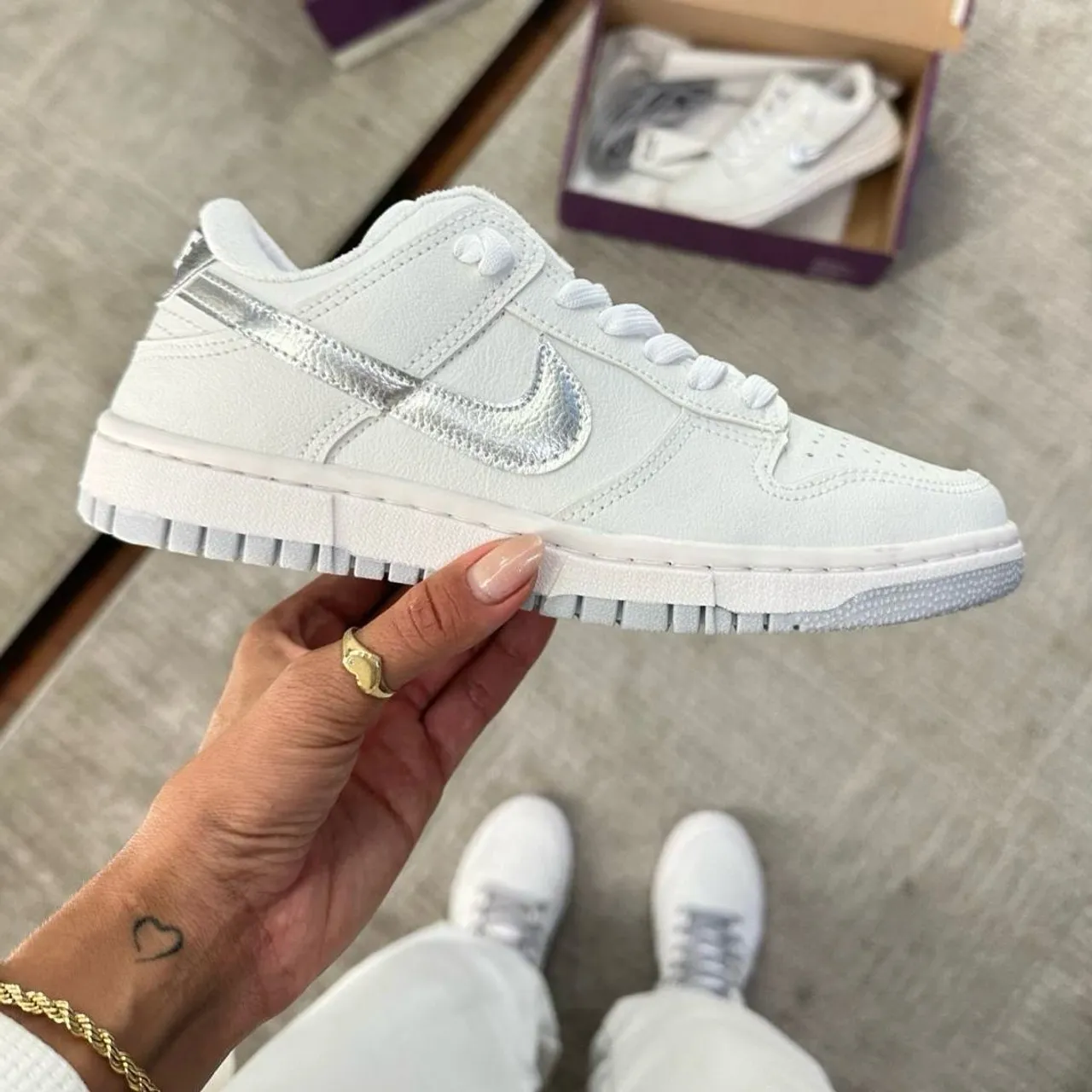 Nike Dunk Low - Branco com Prata