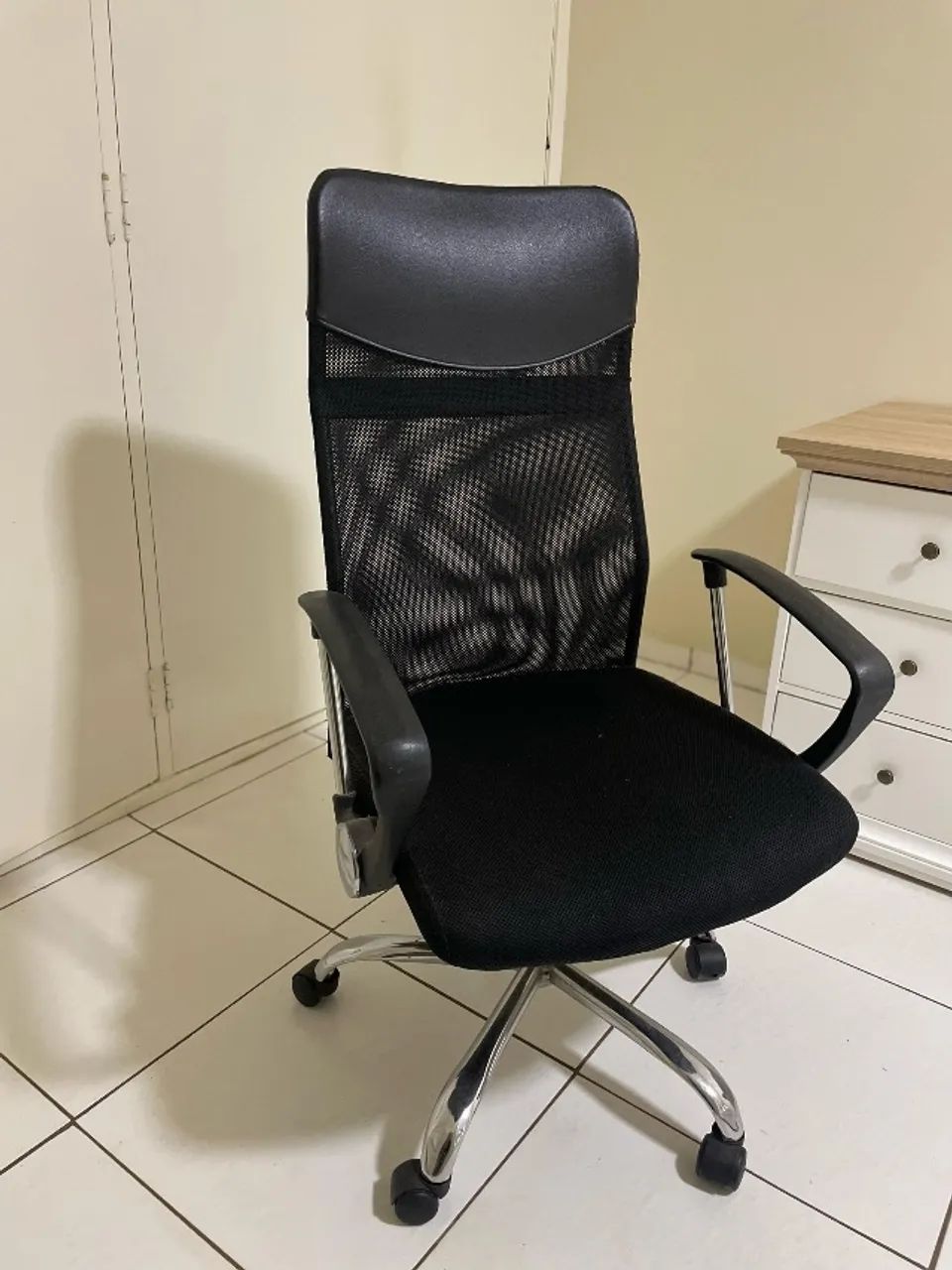 Mesa de escritório com cadeira giratória  - Foto 5