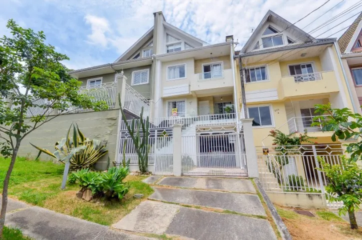Sobrado triplex no Pilarzinho - Parque Tanguá