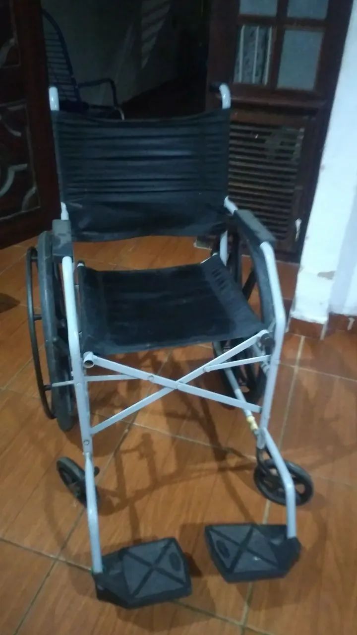 Cadeira de rodas dobrável - Usada