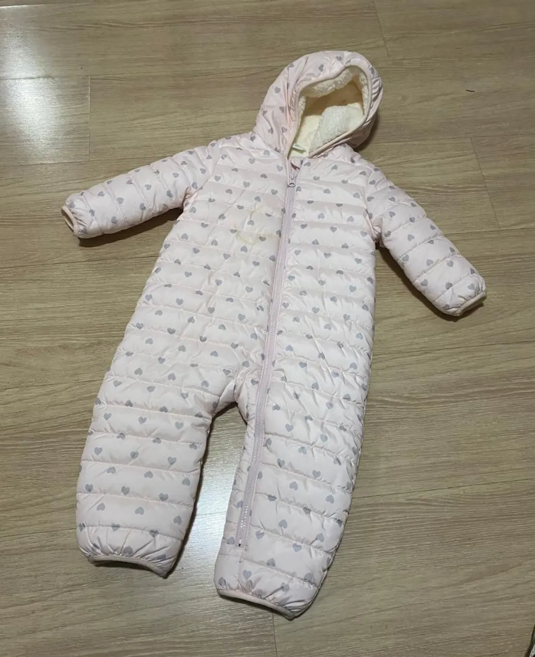 Macacão bebê rosa com estampa de corações