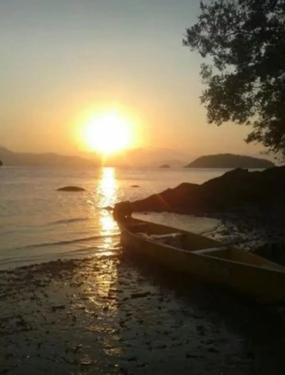 Ilha linda um paraíso Antonina Pr   vendo  area com casa c/ luz copel ,água de nascente 