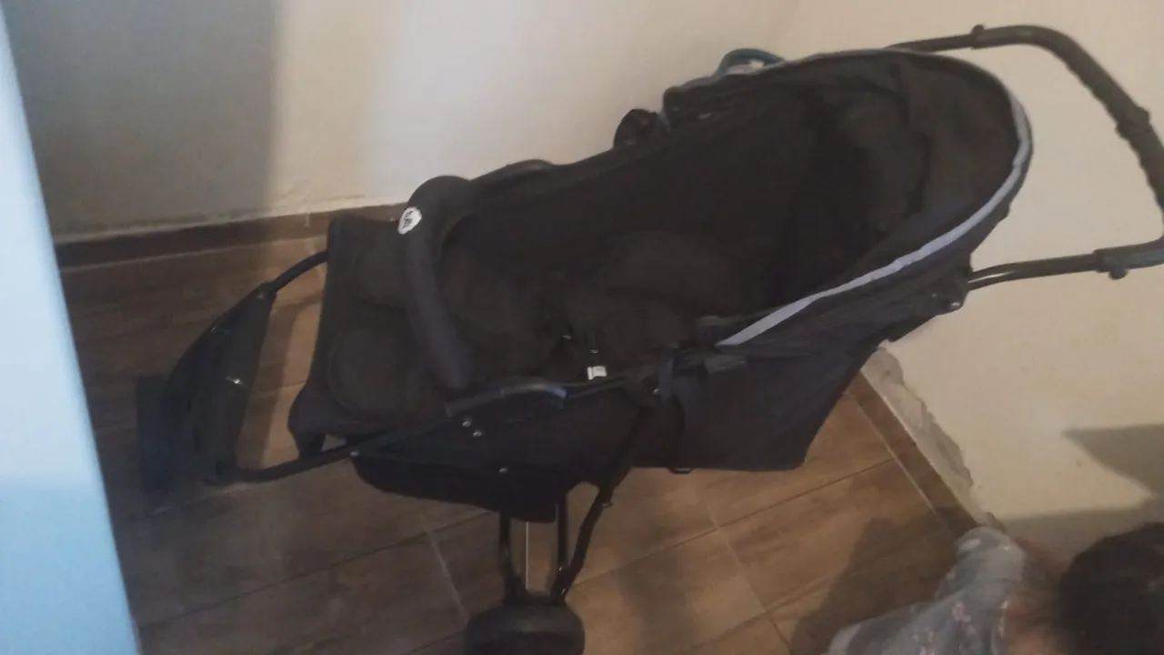 Carrinho de bebê marca Tutti baby