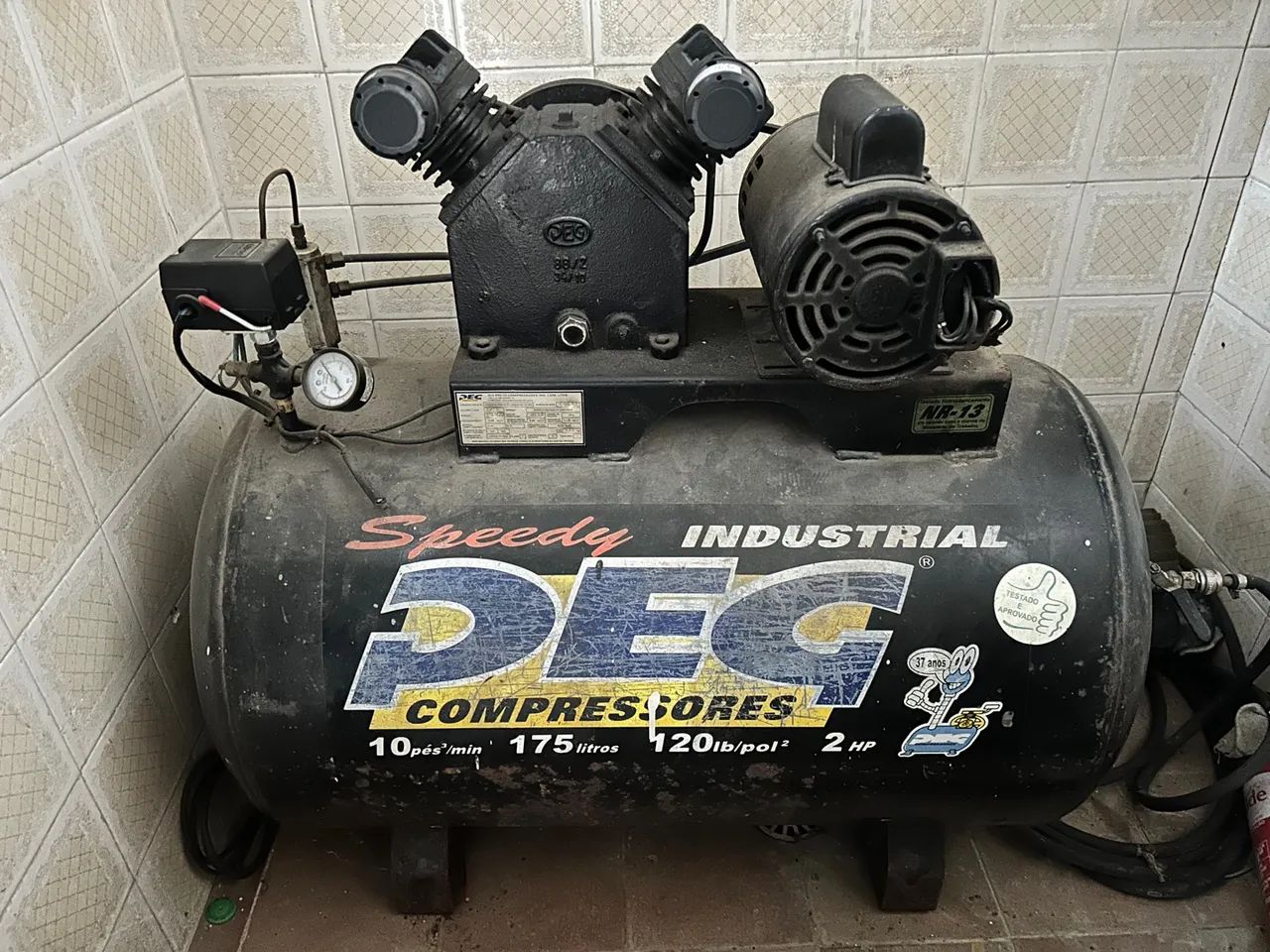  COMPRESSOR DE AR 10 PÉS MONOFÁSICO PEG NBPV-10/175L 120 LBS 