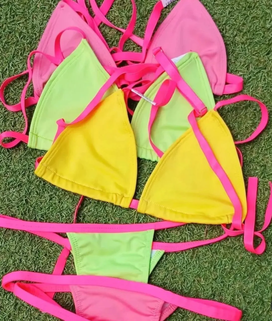 Biquíni Neon com detalhes em rosa vibrante
