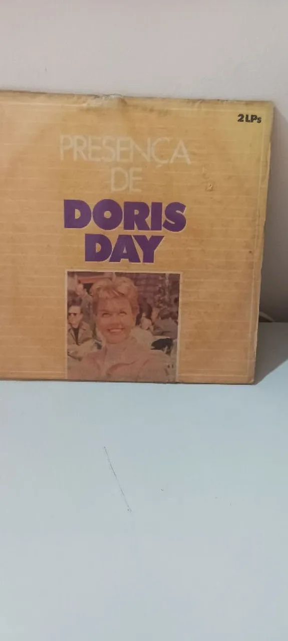 Disco de vinil antigo a presença de Doris day,composto de 2 lps