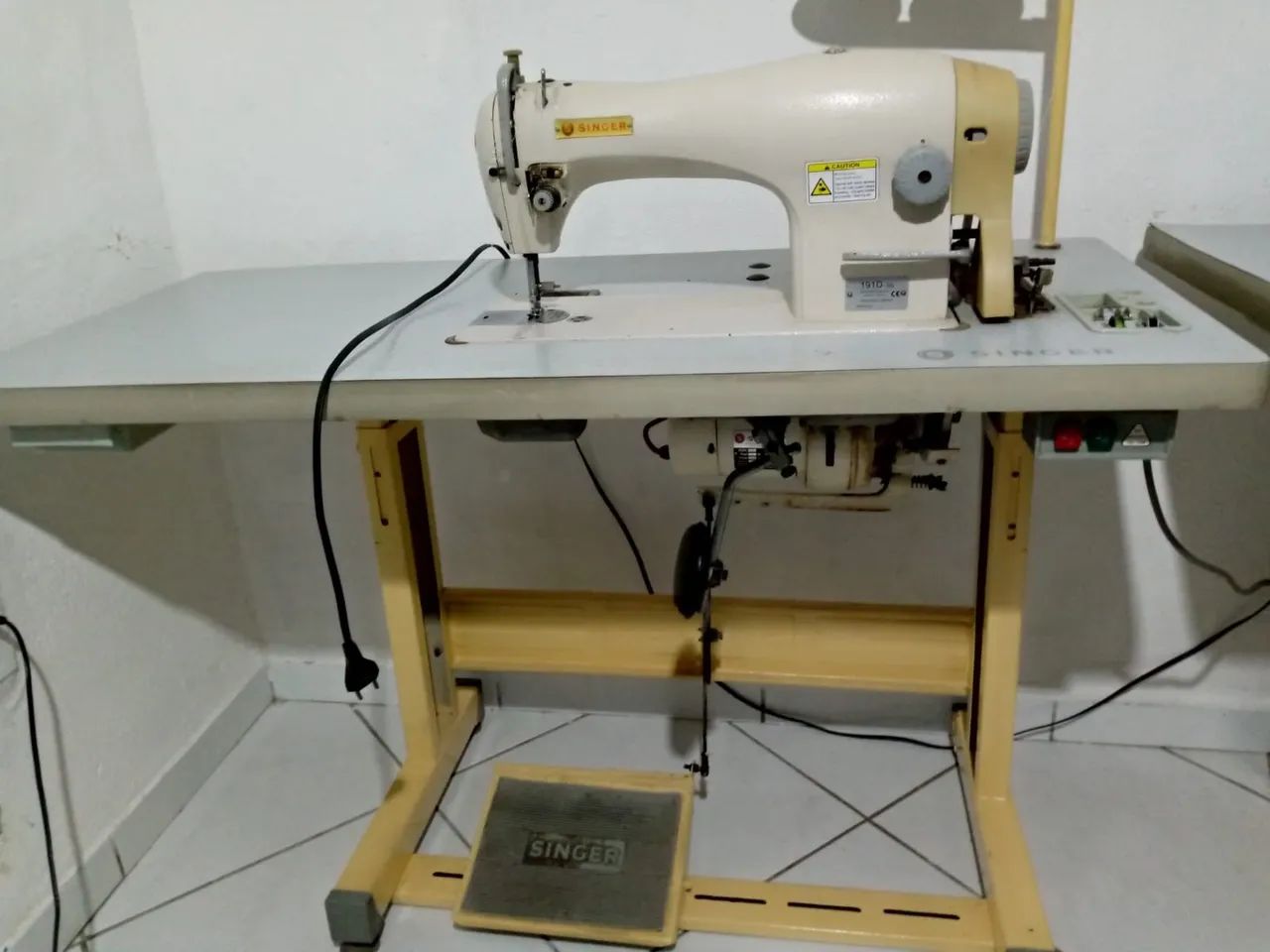 Máquina de Costura reta Industrial Singer - Foto 5