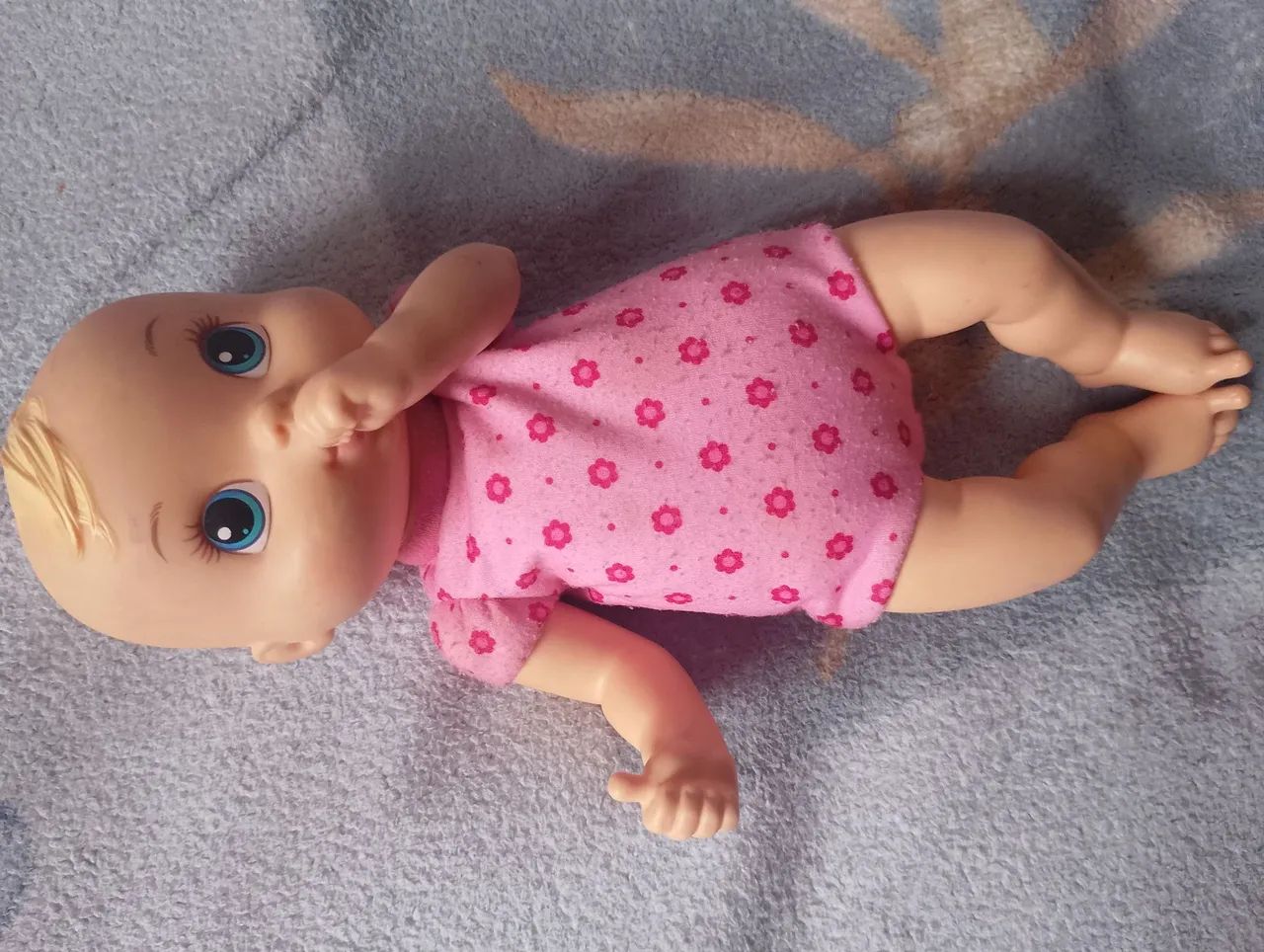 Boneca baby alive chupa o dedinho