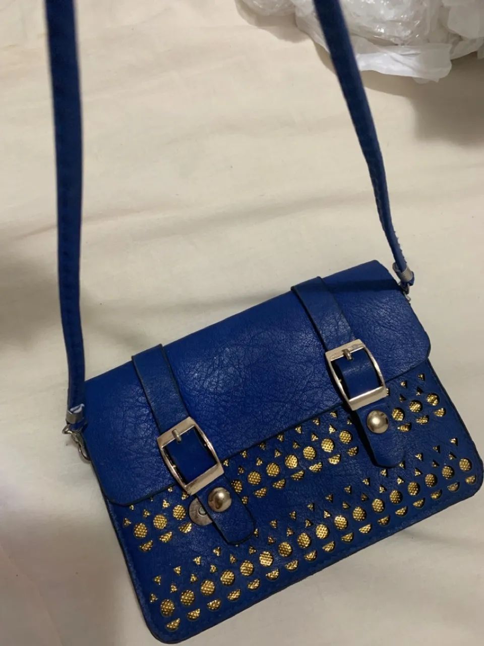 Bolsa de ombro azul com detalhes dourados