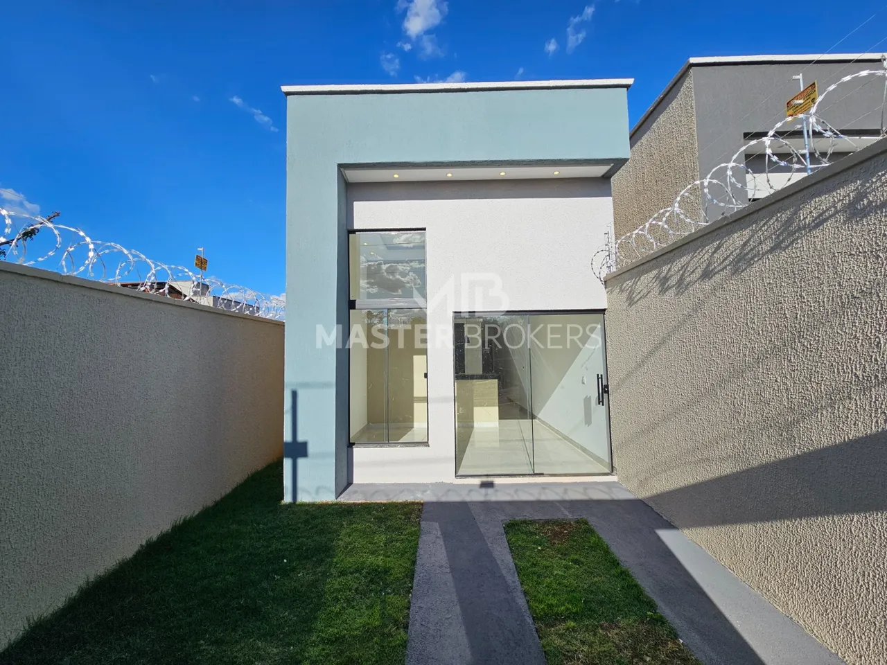 Casa de 2 quartos sendo 1 suíte no setor Estrela Dalva, sala com pé direito alto com sanca