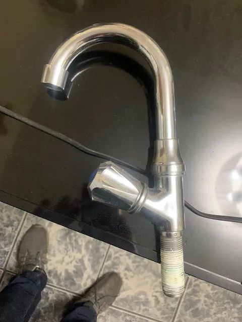 torneira curva de plastico imitando inox para banheiro com registro