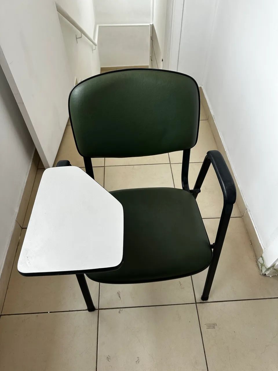 ?Carteira universitária com espuma braço escamoteavel. 