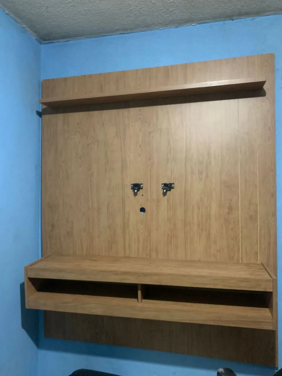 Painel para TV Amadeirado com prateleira