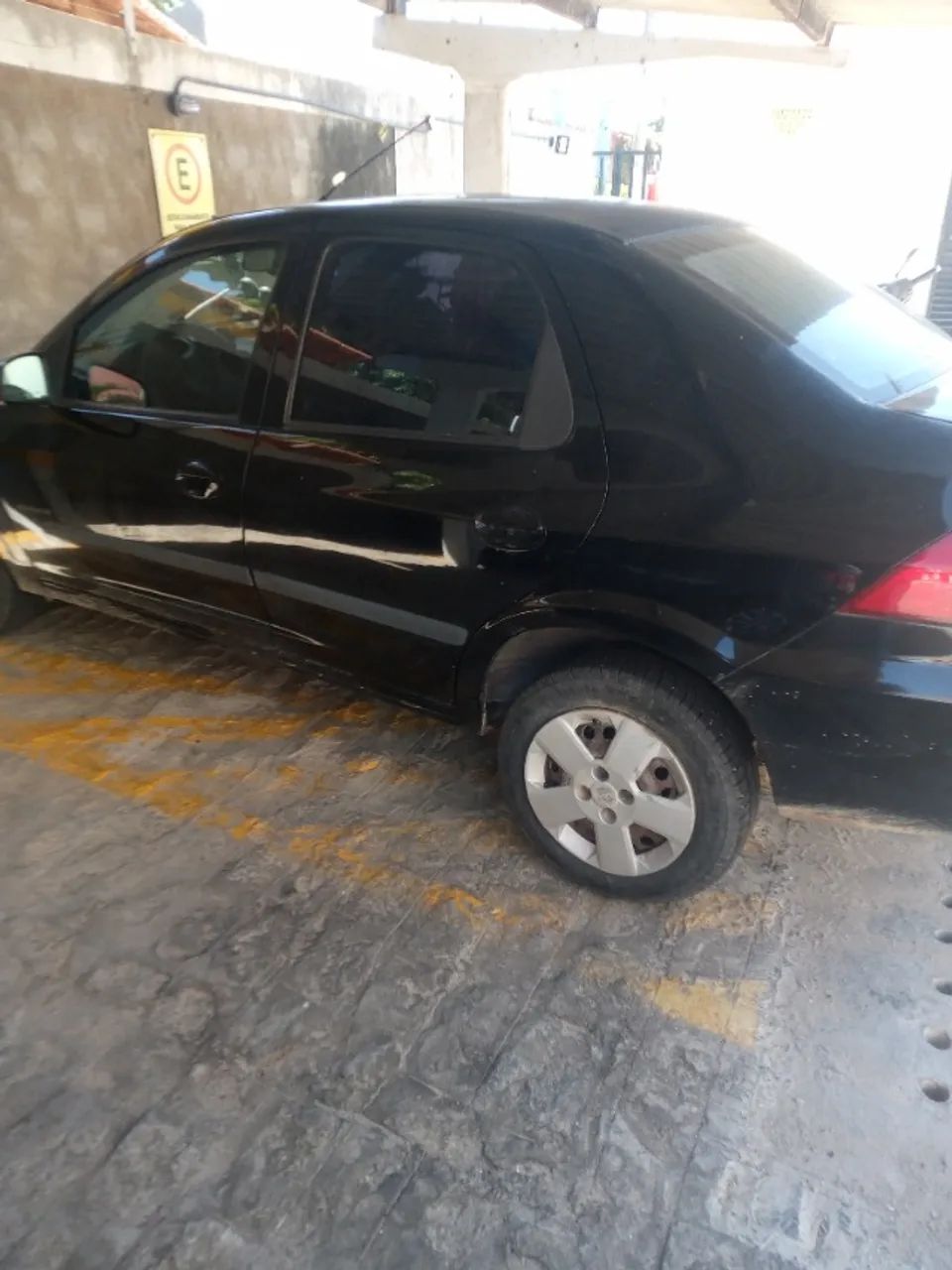 Vendo Chevrolet prisma ano 2010, com ar condicionado e pneus novos.