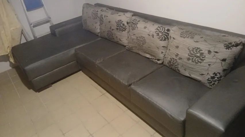 Sofá lindo em formato L. Cinza ! E vai com as almofadas ! Ele é em couro 