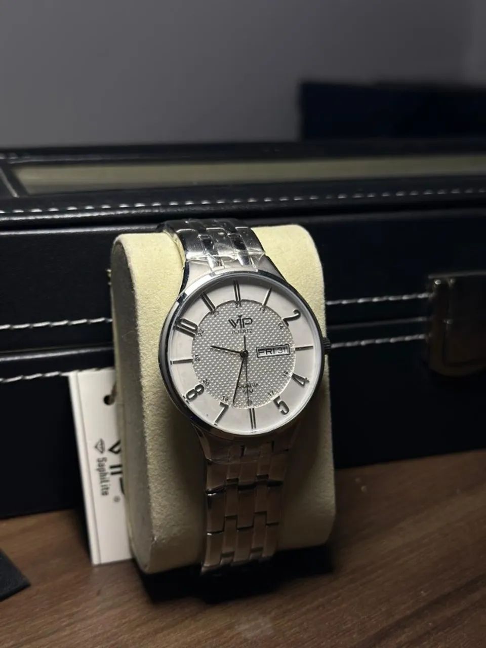 RELOGIO VIP SAPHILITE QUARTZ MH 6325 PRATA FUNDO BRANCO E TESTURA