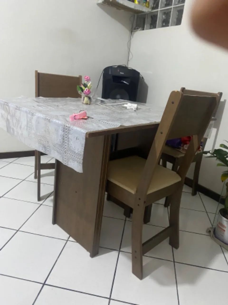 Mesa de madeira com 4 cadeiras e painel   - Foto 2